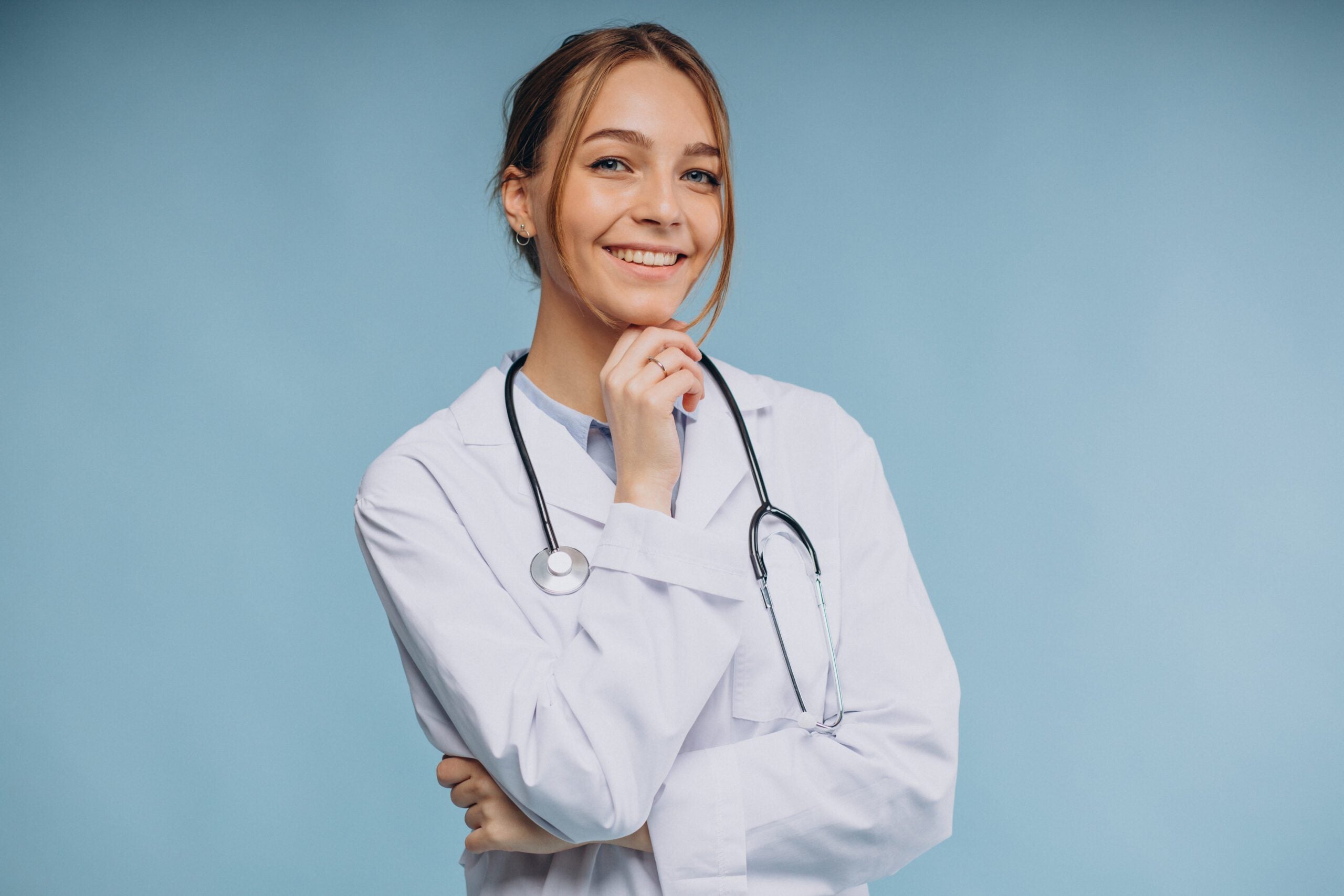 files/mulher-medica-vestindo-jaleco-com-estetoscopio-isolado-scaled.jpg